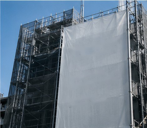 足場を架けた改修工事中の建物（イメージ）