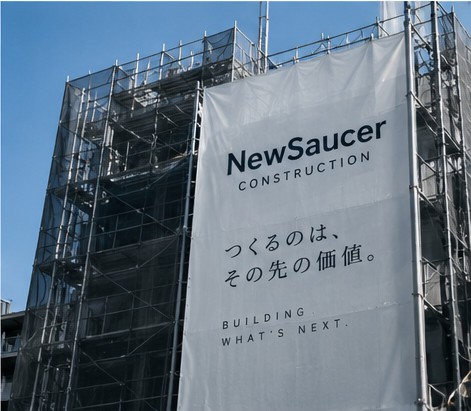 足場を架けた改修工事中の建物
